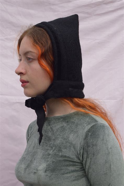 Colossal witch bonnet
